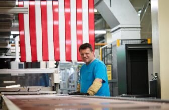 Apple to take a position one other $100 billion into the US to keep away from tariffs